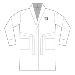 Puede incluir: Una bata blanca con cuello chal, mangas largas y dos bolsillos delanteros. El texto "NEVER LOOK BACK" está impreso en la parte superior izquierda del pecho. La bata tiene cinturón y trabillas.