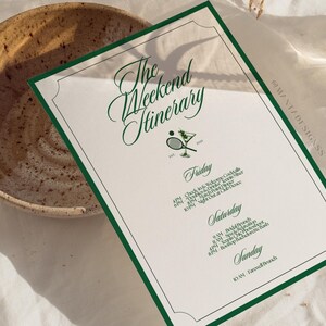 テニスをテーマにした独身最後のパーティー招待状テンプレート：お酒を飲みながら食事を楽しめる独身最後のパーティー招待状（Canvaで即時ダウンロード可能）