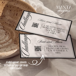 Könnte beinhalten: Zwei weiße Karten mit schwarzen Rändern. Die Karten tragen die Aufschrift "Challenge" und "Scan and Share". Auf einer Karte steht "Ein herzerwärmender Moment zwischen Gästen oder Familie". Die andere sagt "Gäste, die sich abklatschen oder sich umarmen."