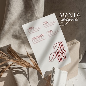 Puede incluir: Un menú de bebidas blanco con texto burdeos, con categorías y nombres de bebidas. El menú está apoyado en un bloque de madera, con una planta seca y una tela neutra en el fondo. El texto dice "The Drinks Menu."