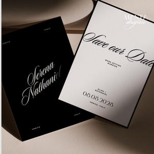 Puede incluir: Dos tarjetas de invitación de boda. Una es negra con letras blancas que dicen "Serena Nathaniel" y "Venecia, Italia". La otra es blanca con letras negras que dicen "Save our Date" y detalles de la boda. Las tarjetas son elegantes.