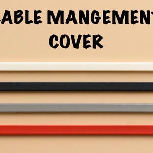 以下が含まれることがあります： 白、黒、グレー、赤のケーブルマネジメントカバー。画像には、それぞれ異なる色の4つの長方形のケーブルカバーが、ベージュの背景に対して水平に配置されています。「CABLE MANGEMENT COVER」というテキストが上に表示されています。