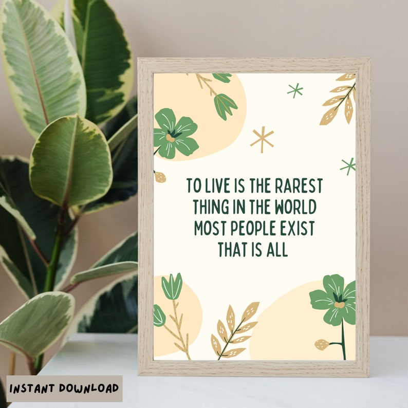 K&ouml;nnte beinhalten: Ein druckbarer Spruch mit wei&szlig;em Hintergrund und gr&uuml;nen und goldenen Blumenillustrationen. Der Spruch lautet: "Zu leben ist das Seltenstes auf der Welt, die meisten Menschen existieren, das ist alles."