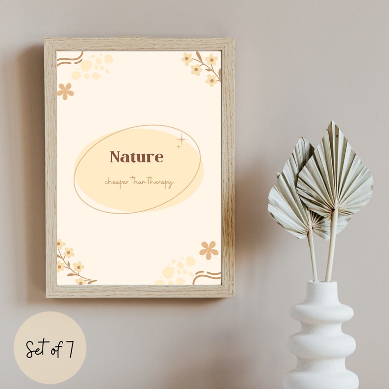 K&ouml;nnte beinhalten: Ein gerahmter Druck mit einem hellbeigen Hintergrund und braunem Text, der "Nature cheaper than therapy" lautet. Der Druck zeigt ein braunes Oval mit einem hellbeigen Inneren und ein paar kleinen braunen Blumen in den Ecken. Der Rahmen ist aus hellem braunem Holz.