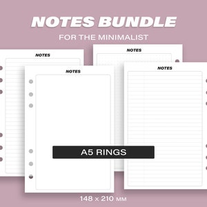 Peut inclure: Un ensemble de quatre blocs-notes vierges de format A5 avec des trous perforés pour un classeur. Les blocs-notes ont différents styles de lignes, y compris des lignes, des points et des pages vierges. Les blocs-notes sont étiquetés "NOTES" et le texte "A5 RINGS" est imprimé sur un rectangle noir. Le texte "148 x 210 MM" est imprimé en bas de l'image.