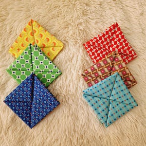 Dieses Stoffquadrat ist eine sehr praktische Geldbörse zur Aufbewahrung von Münzen und Scheinen, Origami-Geldbörse