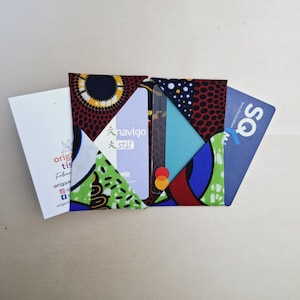 Ce porte-carte en tissu africain élégant, pratique et durable est le cadeau idéal pour homme et femme