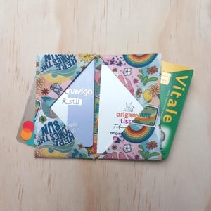 Este elegante, práctico y duradero tarjetero de tela origami es el regalo ideal para hombres y mujeres.