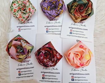 This fabric "Rose" brooch is the unique and original piece of jewelry to brighten up your outfits with style.