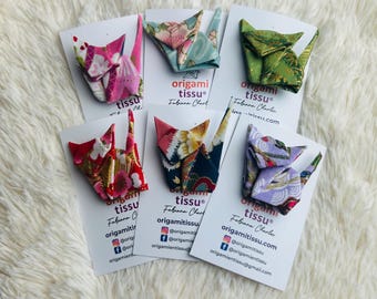 Brooch in the shape of a cat made in origami with fabric, Fabric origami cat brooch, Spilla a forma di gatto in origami di tessuto.