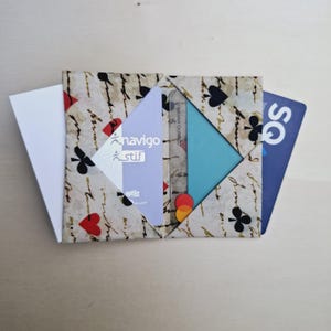 Ce porte-carte en tissu "Pop" élégant, pratique et durable est le cadeau idéal pour homme et femme