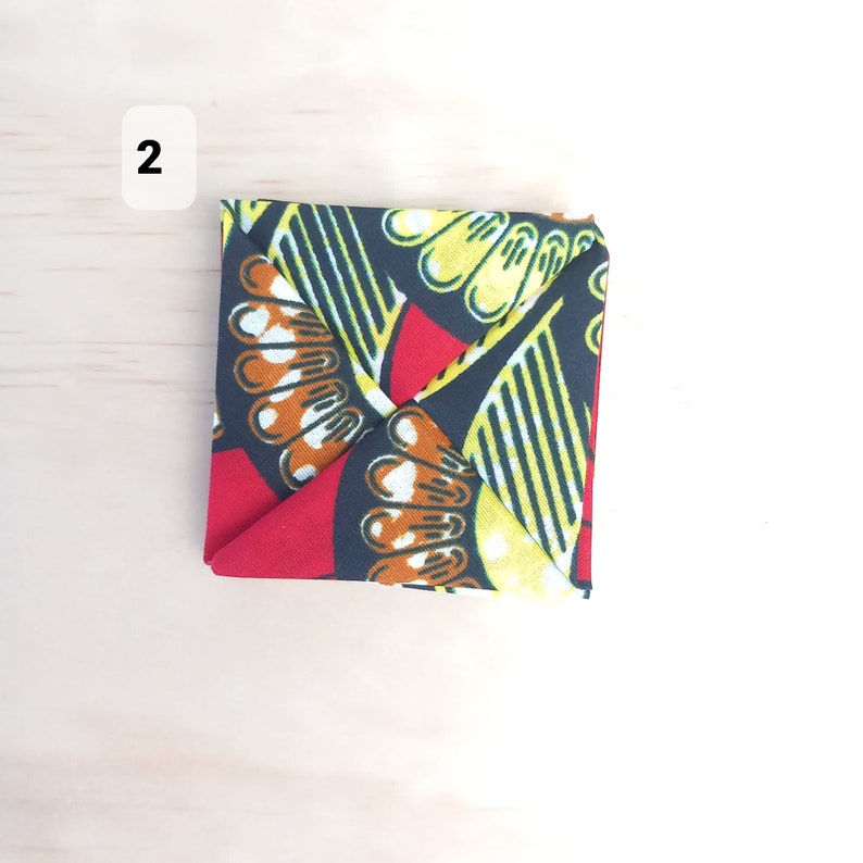 Ce carré de tissu est un porte-monnaie bien pratique pour ranger pièces et billets, porte-monnaie origami C'est le Printemps 2