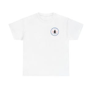 Puede incluir: Camiseta blanca con un pequeño gráfico circular en el pecho. El gráfico presenta una silueta de una persona, un diseño de onda de sonido y el texto "ST TRINITY ST RECORDS" en un círculo azul y rojo.