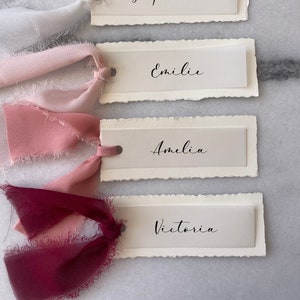 Marque-places déchirés à la main et ruban en mousseline de soie, marque-places avec bordure ornée d'un ruban, bords déchirés à la main, cartes de visite personnalisées, signalétique de mariage