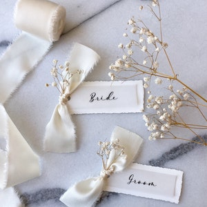 marque-places déchirés à la main avec gypsophile et ruban de satin, marque-places avec fleurs séchées, bords tachetés, cartes de visite personnalisés avec fleurs