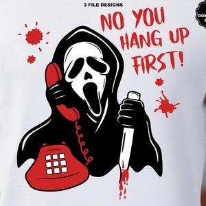 Puede incluir: Camiseta blanca con un gr&aacute;fico en blanco y negro de una figura con cara de fantasma sosteniendo un tel&eacute;fono rojo y un cuchillo ensangrentado. El texto "NO YOU HANG UP FIRST!" es rojo. Incluye el texto "SVG PNG DOWNLOAD FILES".