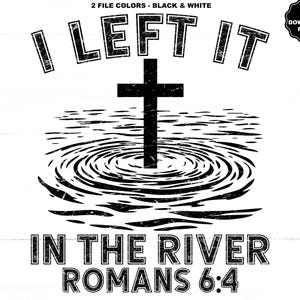 Pu&ograve; includere: Grafica in bianco e nero con la scritta "I LEFT IT" sopra una croce nell'acqua, con la scritta "IN THE RIVER ROMANS 6:4" sotto. Include una piccola icona di file di download SVG PNG.