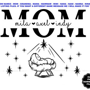 Peut inclure: Illustration en noir et blanc d'une crèche avec un bébé à l'intérieur. Les mots "MOM" sont au-dessus de la crèche avec les noms "mila axel indy" écrits à l'intérieur du "O". Des étoiles sont dispersées autour de la crèche.