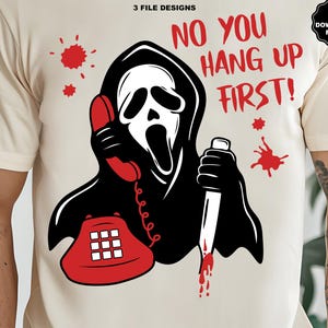 Puede incluir: Camiseta color crema con un gr&aacute;fico en blanco y negro de una figura con cara de fantasma sosteniendo un tel&eacute;fono rojo y un cuchillo ensangrentado. El texto "NO YOU HANG UP FIRST!" est&aacute; impreso en rojo. Incluye archivos de descarga SVG y PNG.