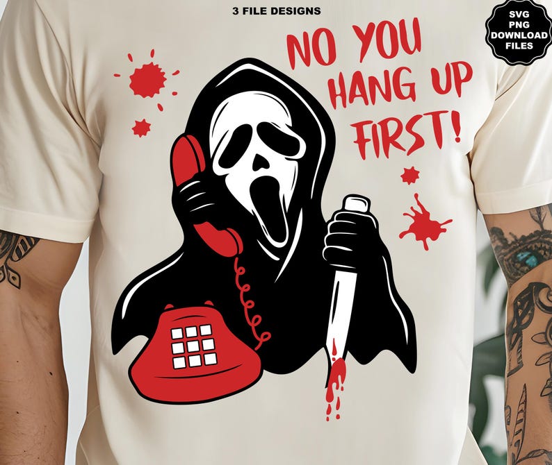 Puede incluir: Camiseta color crema con un gr&aacute;fico en blanco y negro de una figura con cara de fantasma sosteniendo un tel&eacute;fono rojo y un cuchillo ensangrentado. El texto "NO YOU HANG UP FIRST!" est&aacute; impreso en rojo. Incluye archivos de descarga SVG y PNG.