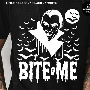Puede incluir: Camiseta negra con un gr&aacute;fico blanco de un vampiro con sangre goteando, murci&eacute;lagos y el texto "BITE ME".