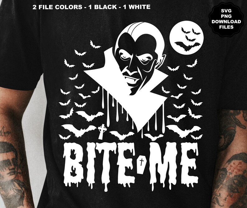 Puede incluir: Camiseta negra con un gr&aacute;fico blanco de un vampiro con sangre goteando, murci&eacute;lagos y el texto "BITE ME".