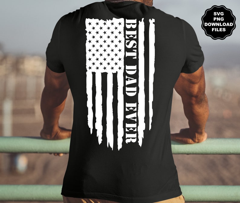 K&ouml;nnte beinhalten: Ein schwarzes T-Shirt mit einem wei&szlig;en, abgenutzten amerikanischen Flaggenmuster und dem Text "BEST DAD EVER", der vertikal auf der R&uuml;ckseite aufgedruckt ist.