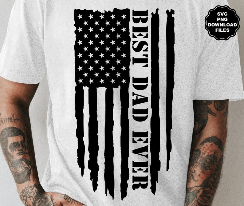 K&ouml;nnte beinhalten: Ein wei&szlig;es T-Shirt mit einem schwarz-wei&szlig;en amerikanischen Flaggen-Design. Der Text "BEST DAD EVER" ist vertikal auf der Flagge gedruckt.