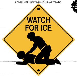 以下が含まれることがあります： 「WATCH FOR ICE」と黒い文字で書かれた黄色のひし形の標識。標識には、他の人を助けている人の黒いシルエットが描かれています。これは、氷などの潜在的な危険に対する警告です。