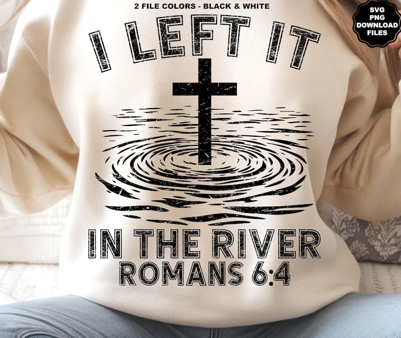 Pu&ograve; includere: Felpa color crema con grafica nera. La grafica presenta una croce sopra increspature d'acqua, con il testo "I LEFT IT IN THE RIVER ROMANS 6:4". Il design &egrave; invecchiato, conferendogli un aspetto vintage. L'angolo in alto a destra ha un logo "SVG PNG DOWNLOAD FILES".