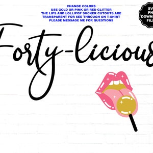 Puede incluir: Un diseño gráfico en blanco y negro con el texto "Forty-licious" y una boca de dibujos animados rosa con una piruleta dorada.