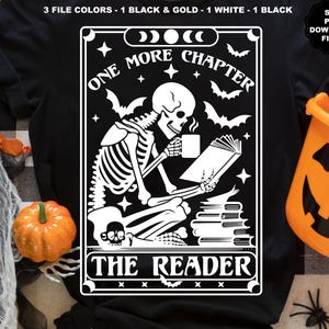 Carta del Tarot Esqueleto El Lector SVG Esqueleto Leyendo Libro Un Capítulo Más PNG Halloween SVG Halloween Esqueleto Leyendo Libro Tomando Café
