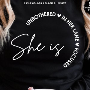 Ella no está molesta en su carril centrado en SVG, cristiano, amor propio, inspiración, motivación, positividad, ámate a ti mismo camiseta de sublimación