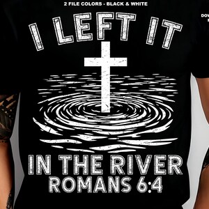 Pu&ograve; includere: Maglietta nera con grafica bianca raffigurante una croce nell'acqua, con la scritta "I LEFT IT IN THE RIVER ROMANS 6:4". Il design include anche il testo "2 FILE COLORS - BLACK & WHITE" e "SVG PNG DOWNLOAD FILES".