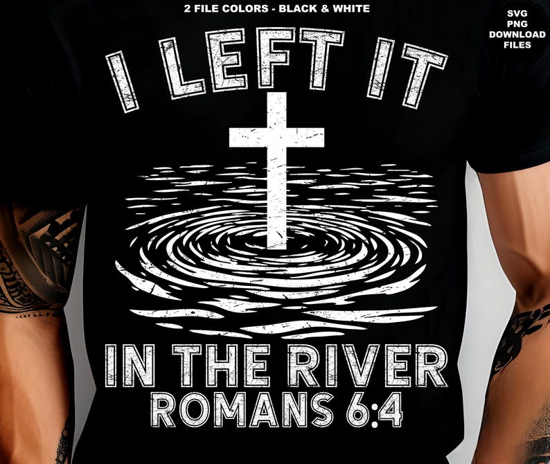 Pu&ograve; includere: Maglietta nera con grafica bianca raffigurante una croce nell'acqua, con la scritta "I LEFT IT IN THE RIVER ROMANS 6:4". Il design include anche il testo "2 FILE COLORS - BLACK & WHITE" e "SVG PNG DOWNLOAD FILES".