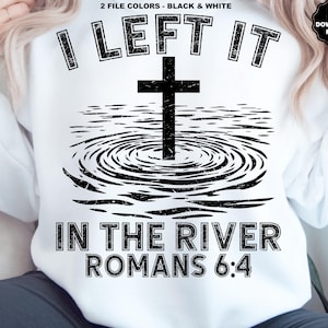 Pu&ograve; includere: Felpa bianca con un design grafico nero. Il design presenta una croce al centro, con il testo "I LEFT IT" sopra e "IN THE RIVER ROMANS 6:4" sotto. Il design &egrave; in stile vintage.