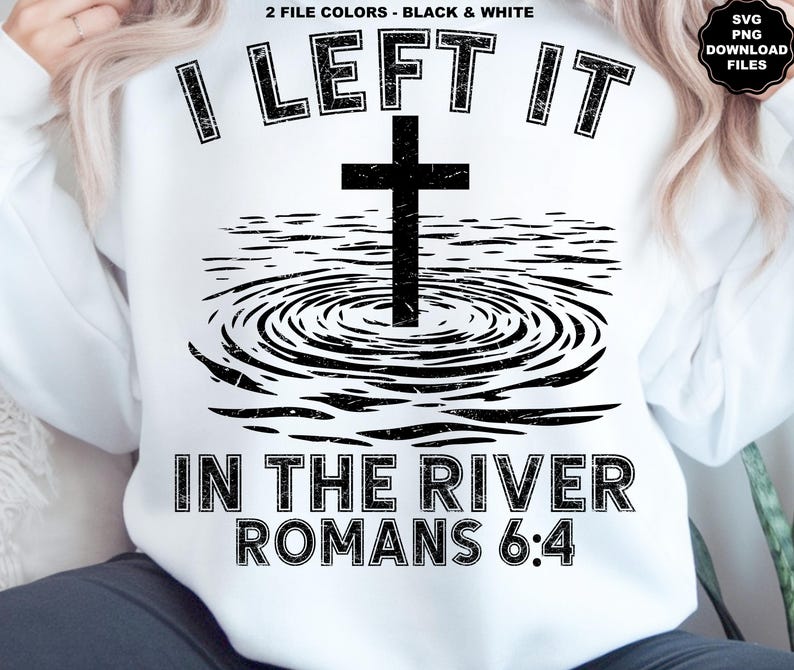 Pu&ograve; includere: Felpa bianca con un design grafico nero. Il design presenta una croce al centro, con il testo "I LEFT IT" sopra e "IN THE RIVER ROMANS 6:4" sotto. Il design &egrave; in stile vintage.