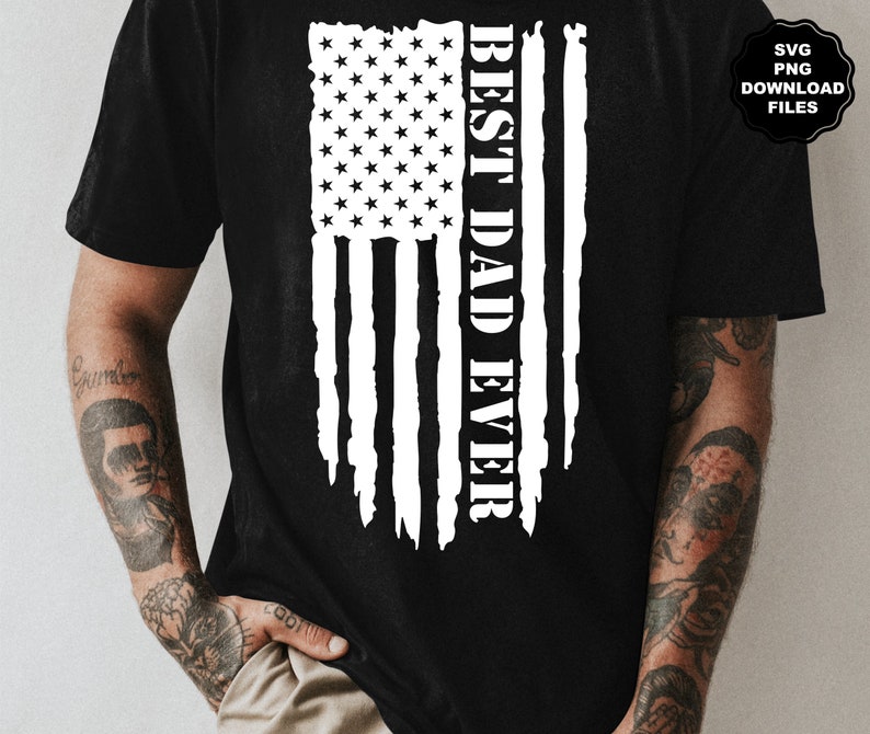K&ouml;nnte beinhalten: Ein schwarzes T-Shirt mit einem wei&szlig;en, abgenutzten amerikanischen Flaggen-Design und dem Text "BEST DAD EVER", der vertikal auf der Flagge gedruckt ist.