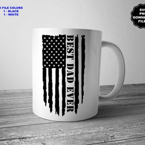 K&ouml;nnte beinhalten: Eine wei&szlig;e Keramiktasse mit einem schwarzen, abgenutzten amerikanischen Flaggenmuster und dem Text "BEST DAD EVER".