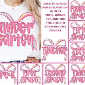以下が含まれることがあります： ピンク色の「Kindergarten」のデザインがリボンの形になった白いTシャツ。 他のデザインには、「Pre-K」、「1st Grade」、「2nd Grade」、「3rd Grade」、「4th Grade」、「5th Grade」、「6th Grade」、および「Teacher」が含まれています。