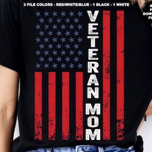 Könnte beinhalten: Schwarzes T-Shirt mit einem rot-weiß-blauen amerikanischen Flaggenmuster. Die Worte "Veteran Mom" sind vertikal in Weiß auf der Flagge gedruckt.