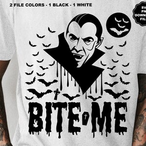 Puede incluir: Un dise&ntilde;o gr&aacute;fico en blanco y negro con un vampiro con colmillos y un efecto de sangre goteando. El texto "BITE ME" est&aacute; debajo del vampiro con un efecto de sangre goteando. Hay murci&eacute;lagos volando alrededor del vampiro.