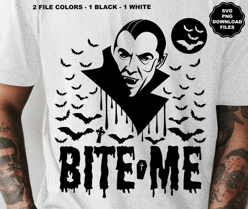 Puede incluir: Un dise&ntilde;o gr&aacute;fico en blanco y negro con un vampiro con colmillos y un efecto de sangre goteando. El texto "BITE ME" est&aacute; debajo del vampiro con un efecto de sangre goteando. Hay murci&eacute;lagos volando alrededor del vampiro.