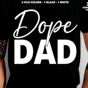 Puede incluir: Camiseta negra con texto blanco que dice "Dope Dad".