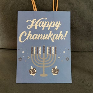 Set di 4 sacchetti regalo in carta kraft per Chanukah (azzurro chiaro con Menorah e Dreidels)