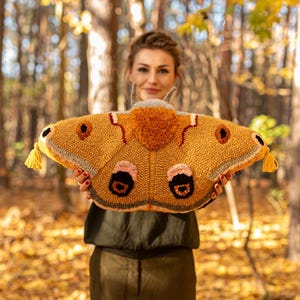 Almofada PILLOW MOTH ANTREA bordado punchneedle, decoração de almofada com estética eclética, almofada inspirada na natureza