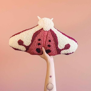 KISSENMOTTE HAPLOA rosa Punchneedle Stickerei, Wohnzimmer Deko Kissen, Kissen Käfer inspiriert von der Natur