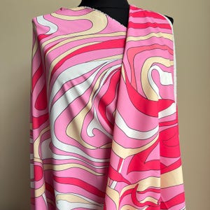 Tela de crepé sedoso retro rosa y amarillo, estampado psicodélico de remolinos de los años 70, crepé de poliéster fluido de 150 cm de ancho para vestidos, ropa de estilo boho chic. imagen 11