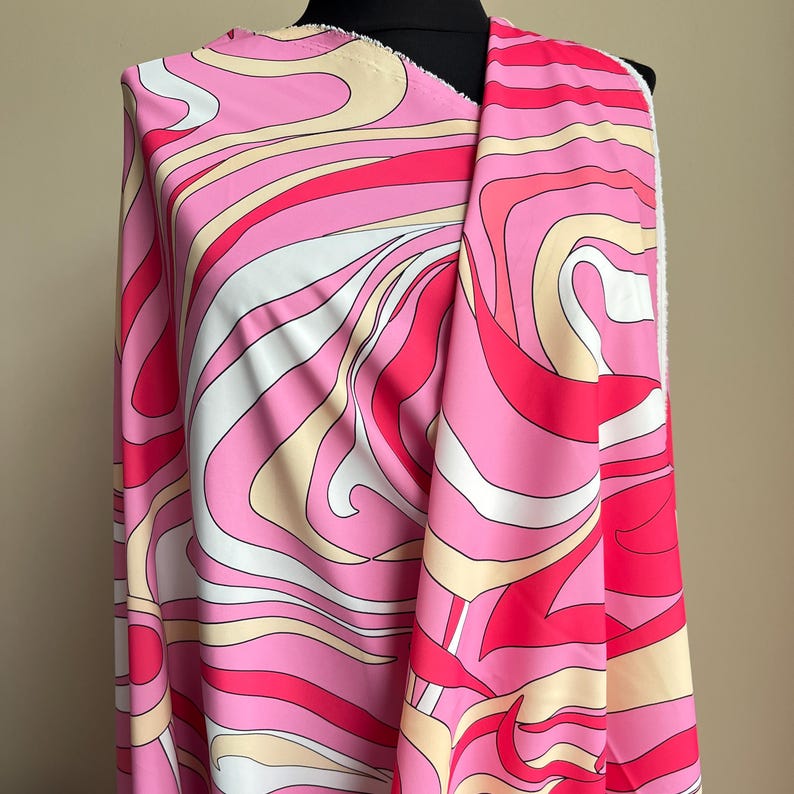 Tela de crepé sedoso retro rosa y amarillo, estampado psicodélico de remolinos de los años 70, crepé de poliéster fluido de 150 cm de ancho para vestidos, ropa de estilo boho chic. imagen 11