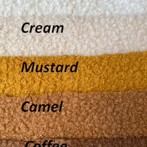 Może przedstawiać: Pięć pr&oacute;bek tkaniny w r&oacute;żnych odcieniach bieli, kremu, musztardy, camelu i kawy. Tkanina ma puszystą, kręconą fakturę.